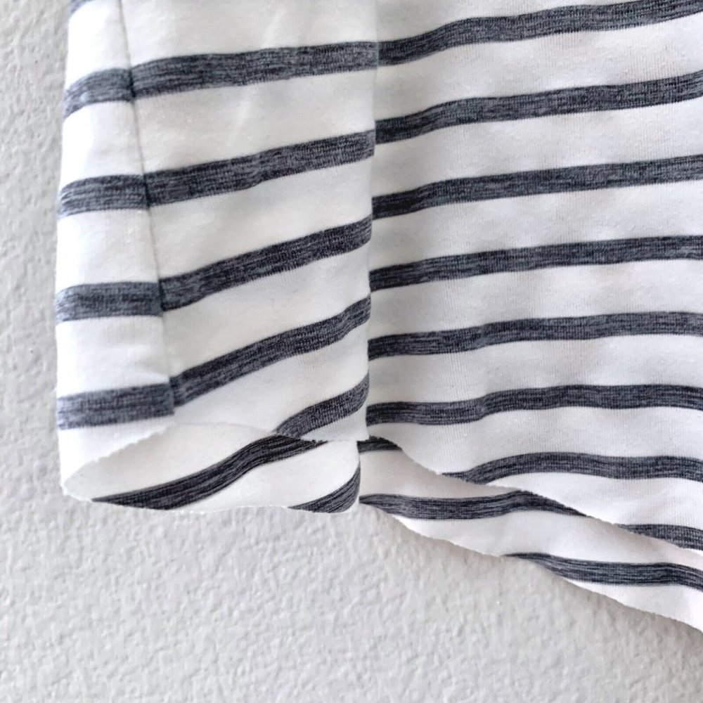 GapFit Breathe Crop Pocket Muscle Tank White Grey Stripe Size Medium - Picture 4 of 5